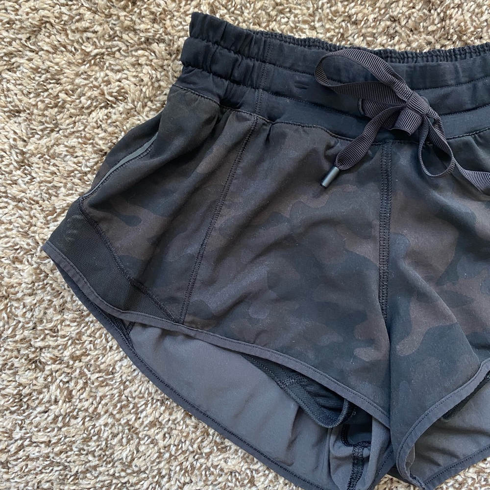 Lululemon Hotty Hot LR Short 2.5” Savasana Camo Black Size 2